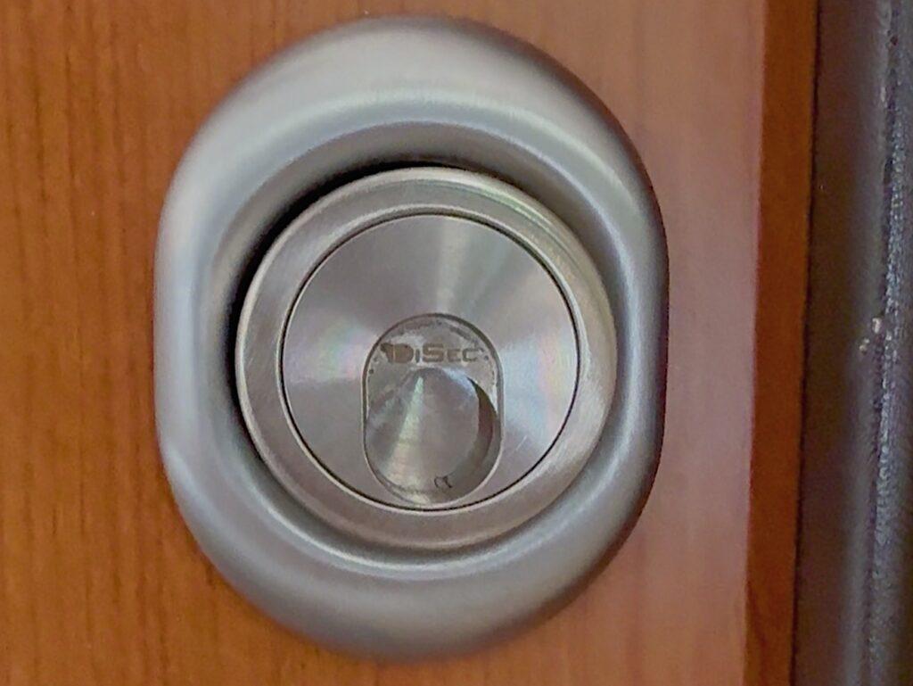 Defender magnetico chiuso a protezione del cilindro sulla porta