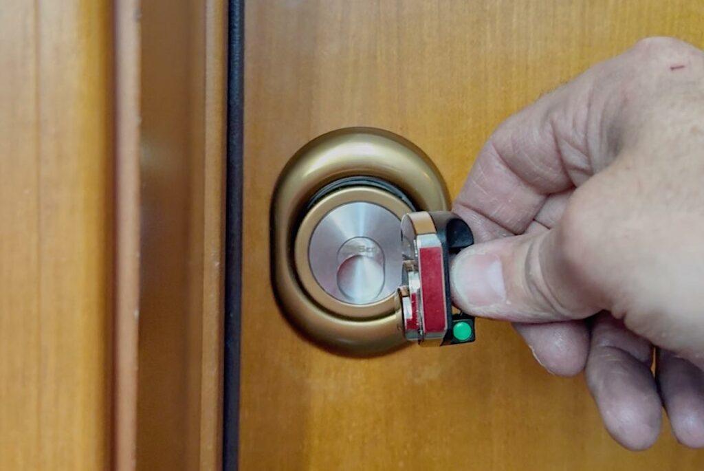 Defender magnetico installato su porta blindata a Trieste