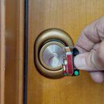 Defender magnetico installato su porta blindata a Trieste