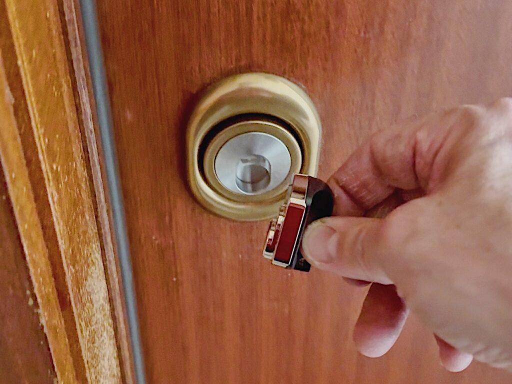 Defender magnetico installato su porta blindata a Trieste