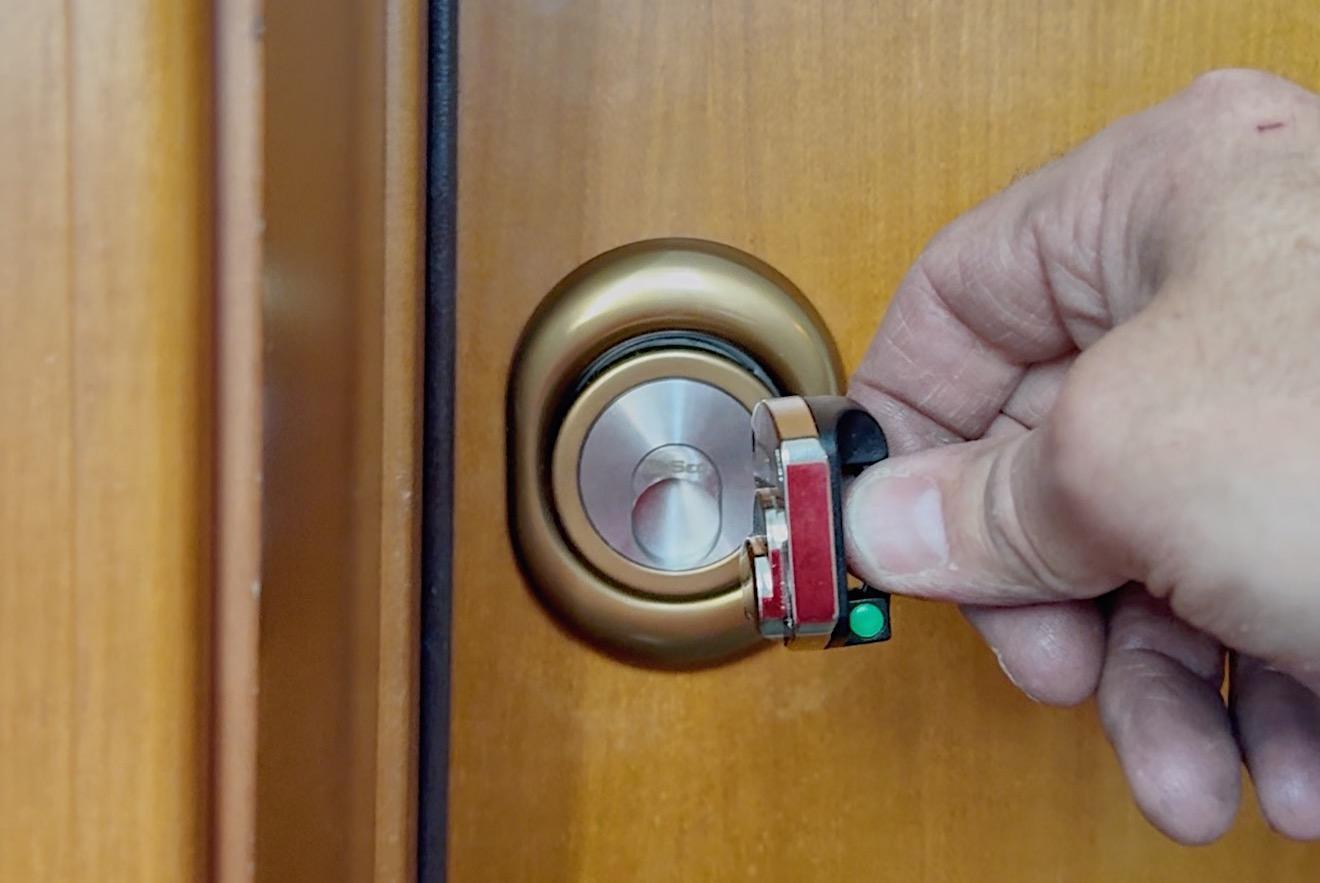 Defender magnetico installato su porta blindata a Trieste