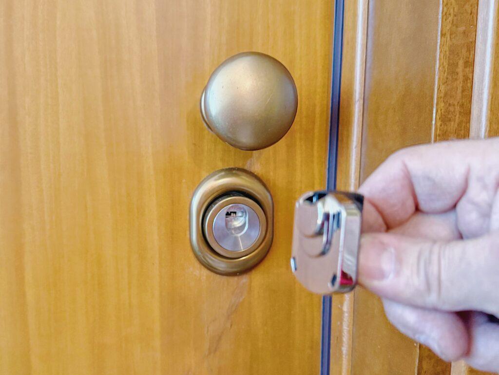 Dettaglio di defender magnetico installato su porta blindata a Trieste