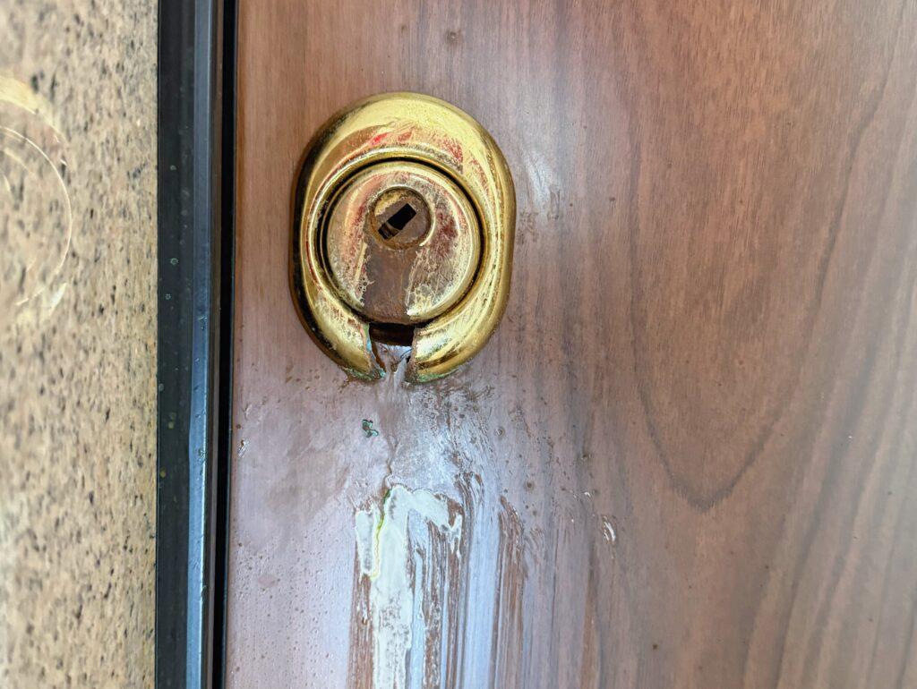Porta con cilindro danneggiato da sostanza corrosiva