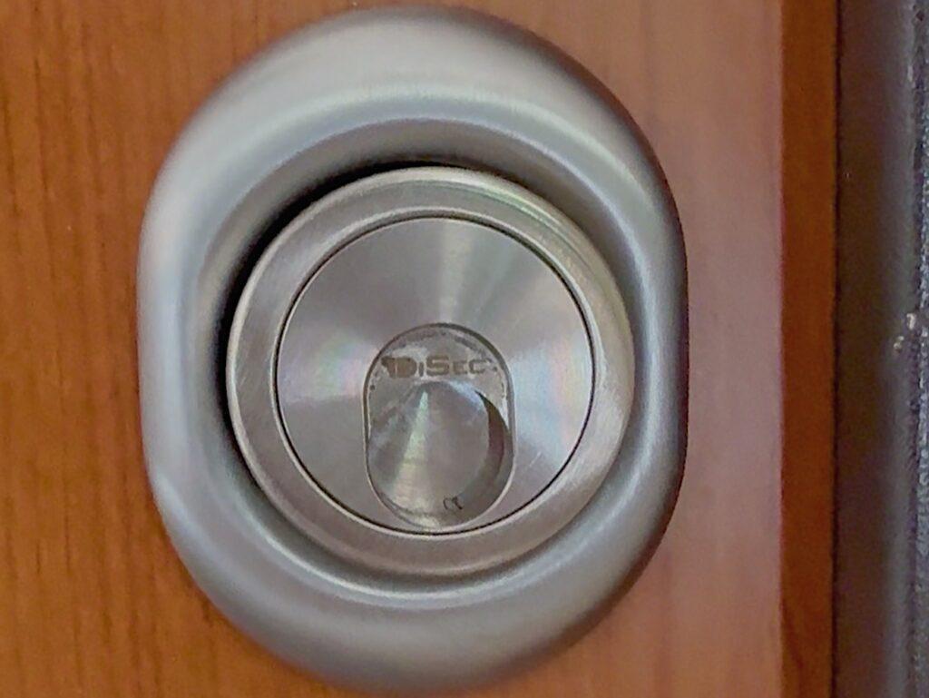 Defender magnetico chiuso installato su una porta blindata