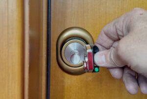 Defender magnetico su porta con cilindro base a Trieste