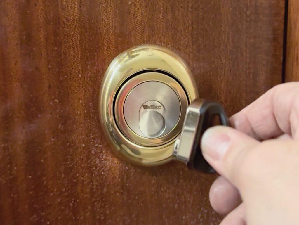 Defender magnetico installato su una porta blindata