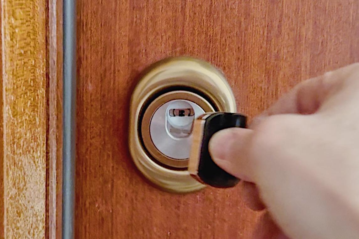 Defender magnetico aperto con cilindro della porta visibile