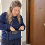 Chiavi di casa perse o rubate a Trieste: cosa fare subito Donna che cerca le chiavi nella borsa davanti alla porta di casa chiusa