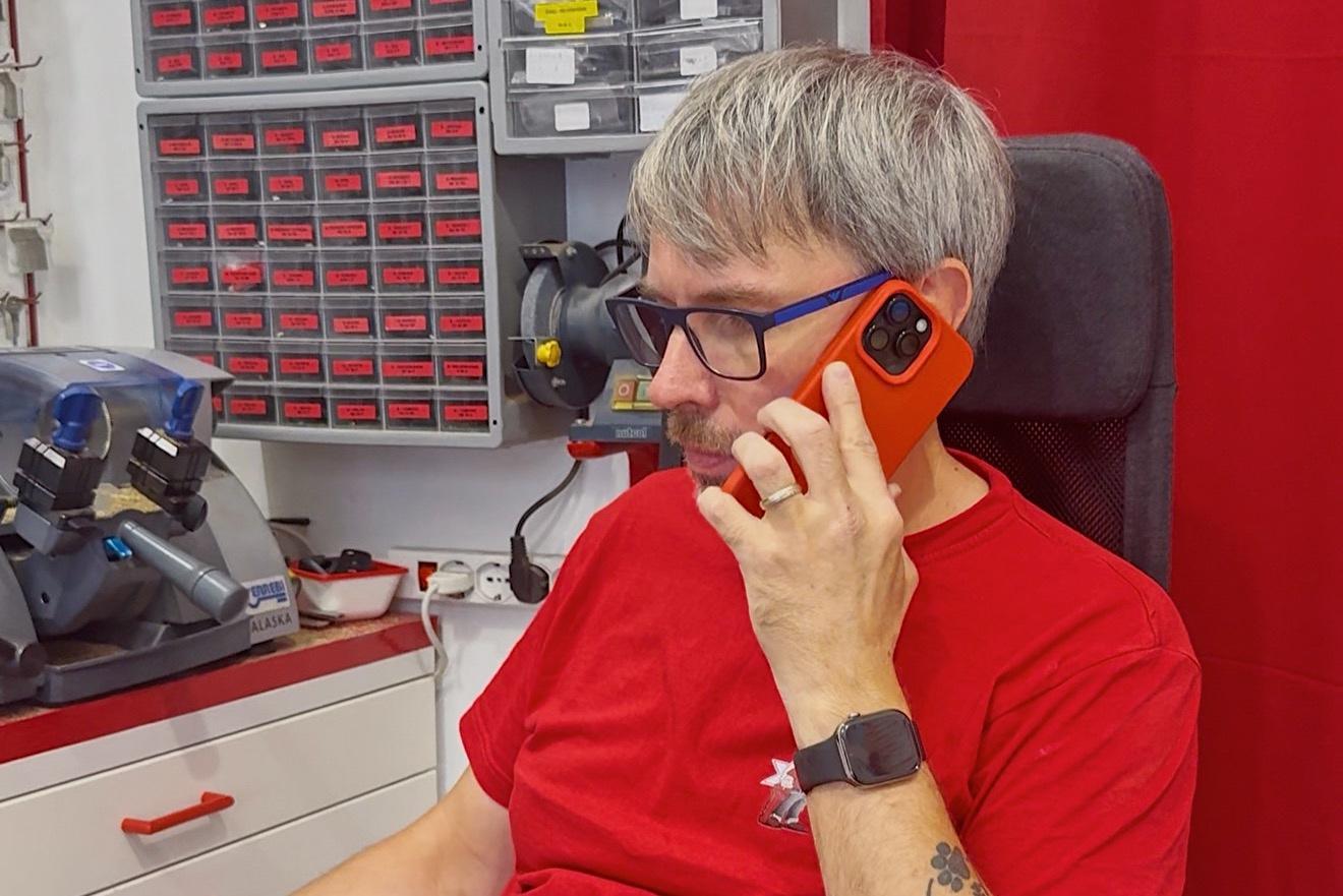 Franz risponde al telefono per il pronto intervento fabbro a Trieste